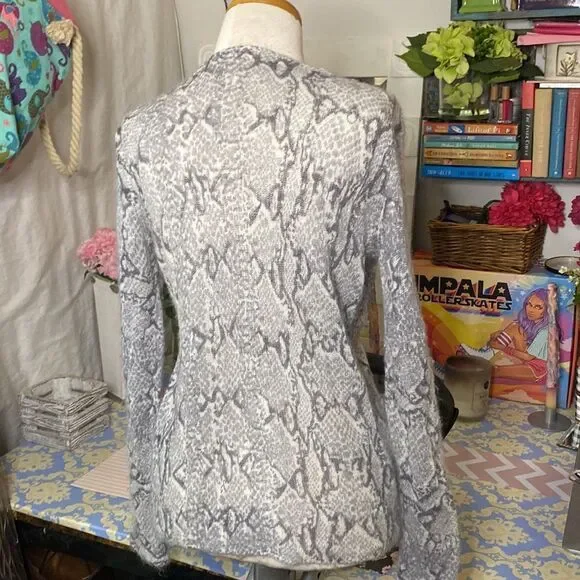 🌹Gray Wool Sweater🌹 Python Snake Print - Picture 4 of 5